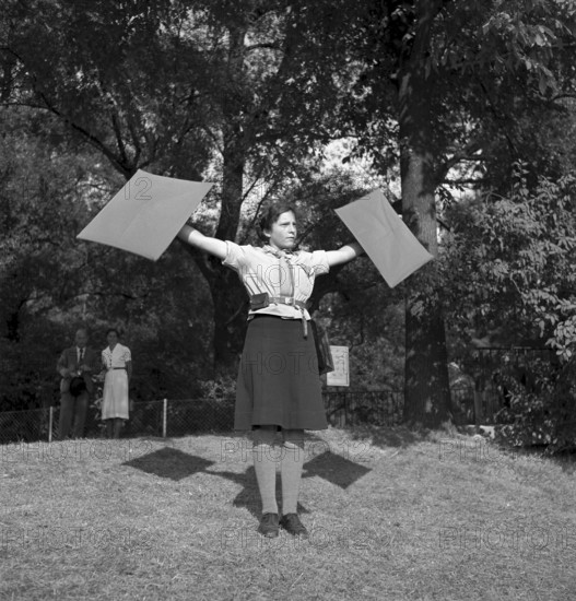 Girl Scout, signalizing in Zurich 1940