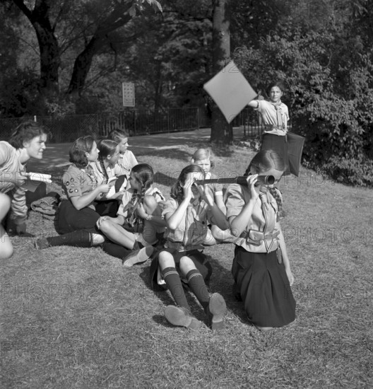Girl Scouts, signalizing in Zurich 1940