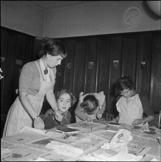 linocut with children at school for social work, Zurich 1953