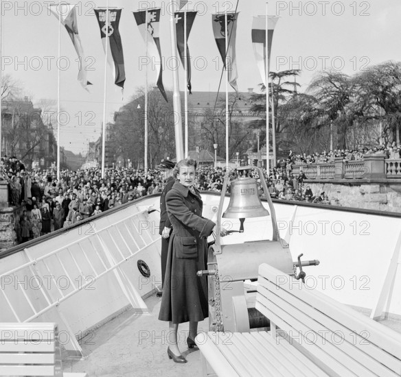 Maiden voyage of MS Linth on Lake Zurich, ringing its bell at Buerkliplatz 1952