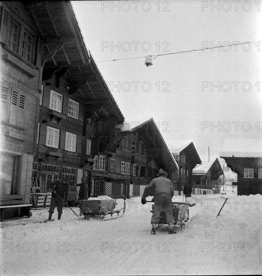 Men removing snow from a street in Saanen 1948