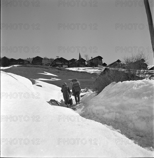 A man and a woman on the way to St.Luc VS, 1941