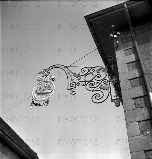 St-Saphorin-Lavaux, wrought-iron sign of the Auberge de l'Onde, 1949