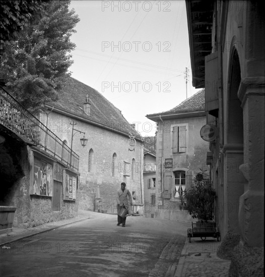 Man cleaning a street in St-Saphorin-Lavaux 1949