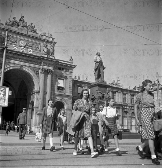 Bahnhofplatz and Bahnhofstrasse in Zurich, 1947