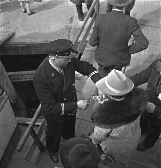 Travellers boarding a ship, Weggis 1940