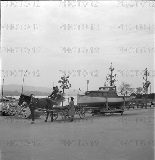 Boat transport by horse-drawn carriage in Zurich 1941