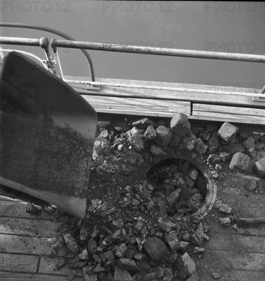 Filling up coal, Steamer ""Stadt Zurich"" 1942
