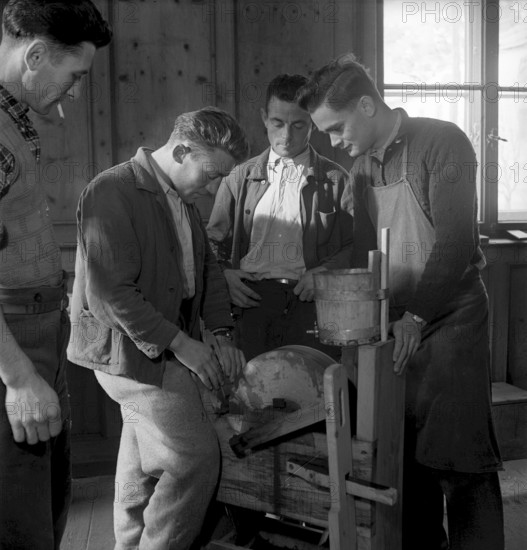 Self-help course by the Swiss Heimatwerk in Mustair 1949