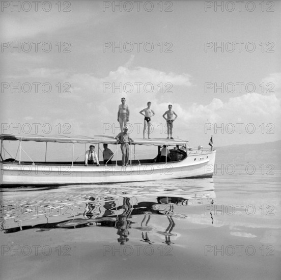 Crash of a Swissair trainer plane onto Lake Constance, wreckage recovery 1957