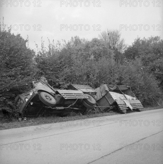 Tilted truck because of the driver's overtiredness, Coppet 1955