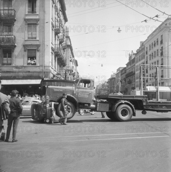 Clash between a truck and a car, Place Cornavin Geneva 1959