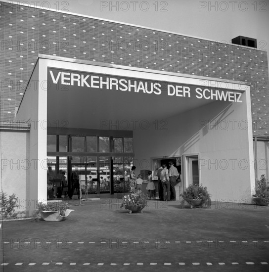 Visitors flocking to the entrance, Opening of the Lucerne Traffic Museum 1959