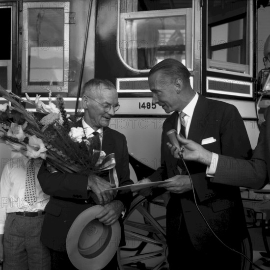 Lucerne Traffic Museum director welcomes the 500000th visitor, 1961