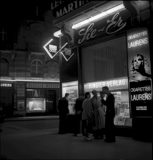People standing in front of the Ringier publishing house, Zurich 1942