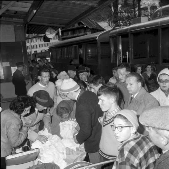 Distribution of clothes after burning down of the Grand hotel Rigi Kaltbad, 1961