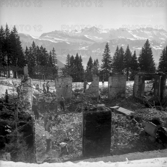 Grand hotel Rigi Kaltbad burned down, search for missing persons 1961