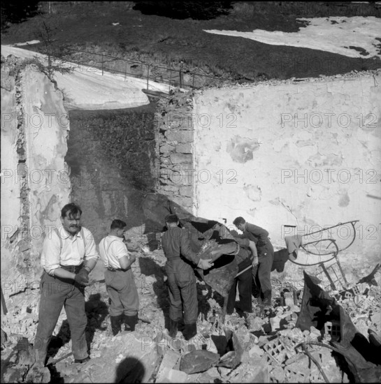 Grand hotel Rigi Kaltbad burned down, search for missing persons 1961