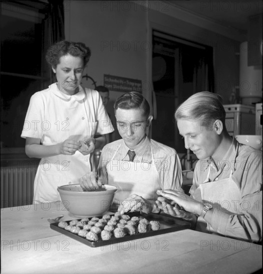 Cookery course for youth as free time action, Basel 1944