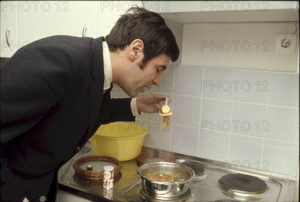 Mani Weber with wife Irene in his new apartement, 1969: Cooking Spaghetti