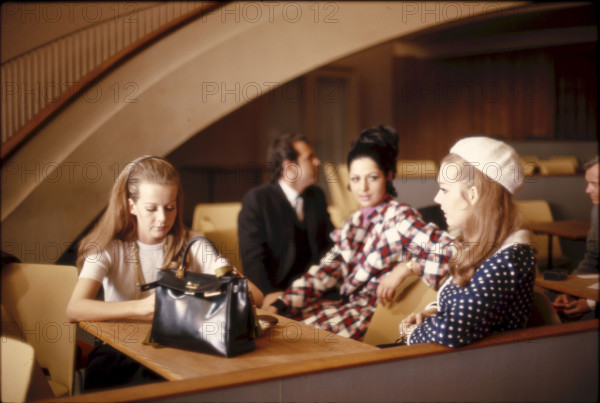Miss Switzerland election 1968 in the Kursaal Berne: Mani Weber with candidates