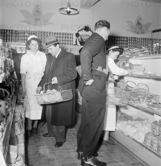 Zurich, customers shopping in the first self-service Migros store at Seidengasse, 1948