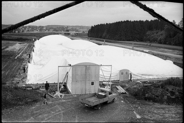 Construction of a air-inflated structure, airhouse in Dietlikon 1972