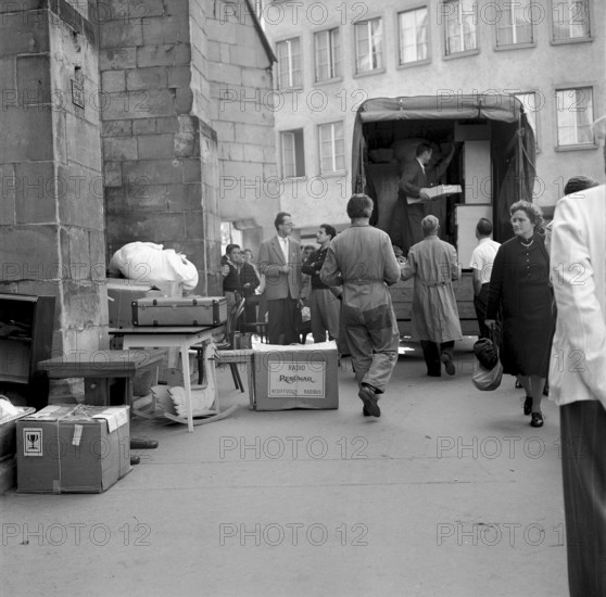 Unsuccessful flat hunting: man deposing his belongingss in central Zurich 1959