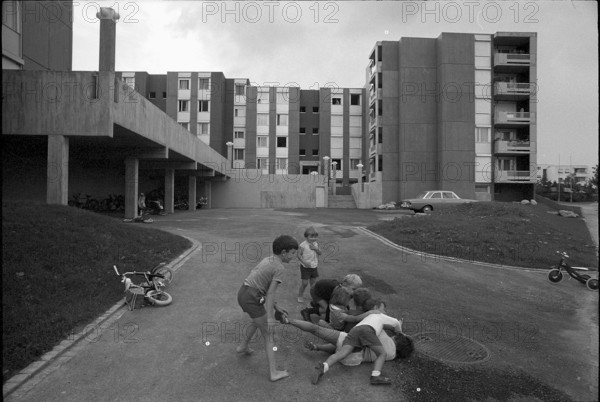 Children playing in the new housing estate Salzweg in Zurich Altestetten 1969
