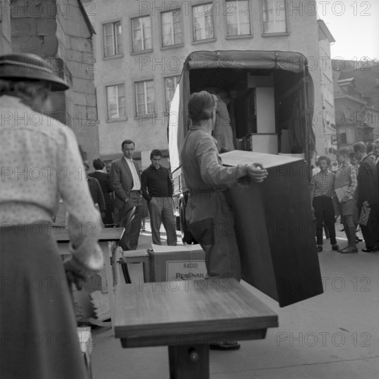 Unsuccessful flat hunting: man deposing his belongingss in central Zurich 1959