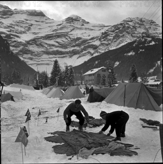 14th Swiss New Year's tent camp in Les Diablerets 1957: men putting a tent up