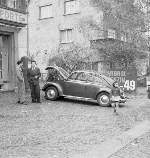 Zurich, customers filling up at Migrol Filling Station, gasoline pump, 1954