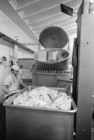 Micarna, Courtepin FR: sausage production, 1973