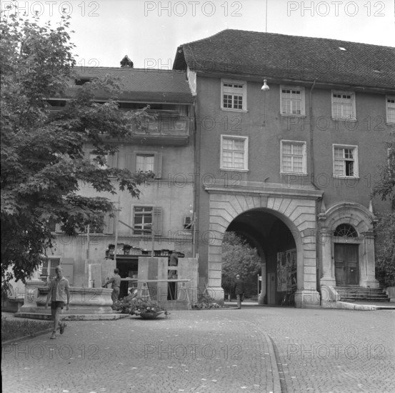 Franziskanertor and Saulenbrunnen in Solothurn, 1961