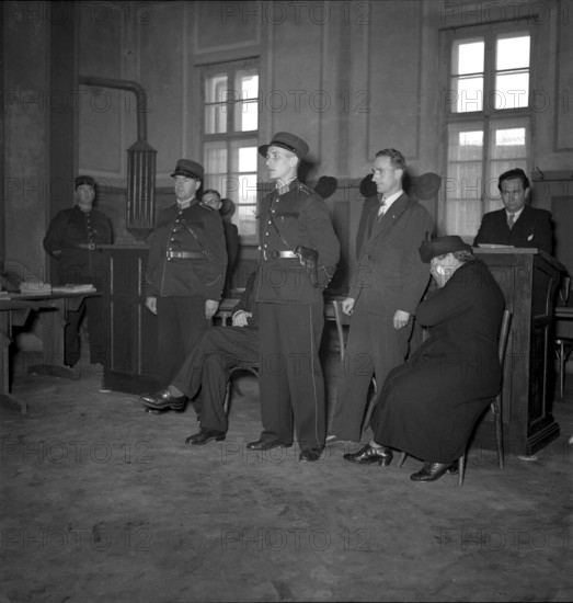 Homicide case Haberthur 1949: Frieda Haberthur crying after the rendition of judgement