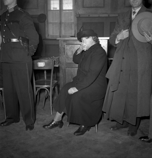 Homicide case Haberthur 1949: Frieda Haberthur crying after the rendition of judgement