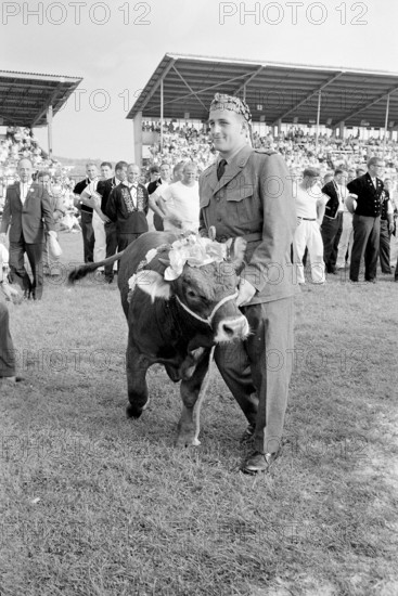 Swiss wrestling festival Frauenfeld 1966: champion Hunsperger with bull