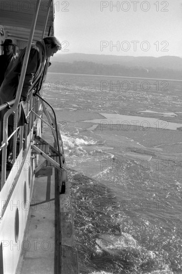 Ending of frozen Lake Zurich 1963: Ship as an ""ice-breaker