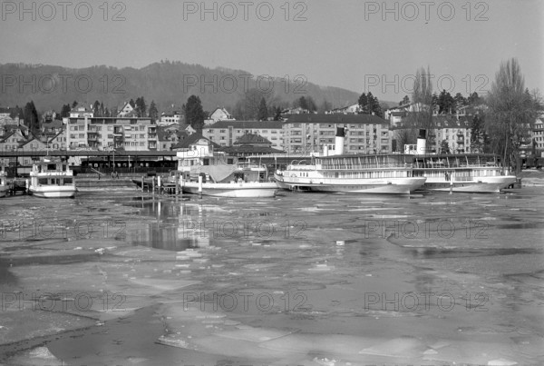 Ending of frozen Lake Zurich 1963: Ships at Wollishofen harbour