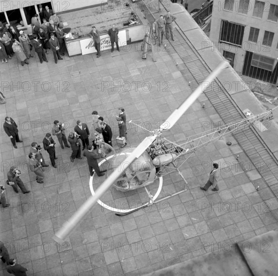 Miss Mac Factor visiting Zurich, helicopter landing on the Jelmoli roof terrace 1957