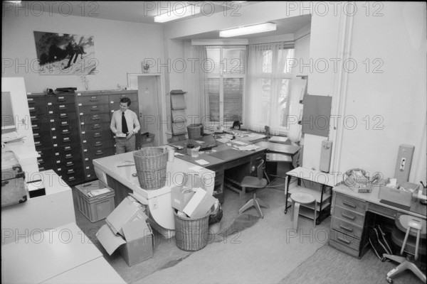 Moving from Ringier photo documentation to the new Ringier press house at Dufourstreet in Zurich, 1978