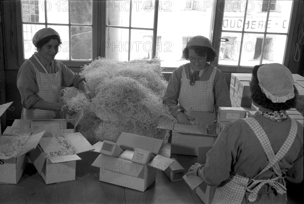 Workers packing up chocolate bars in chocolate factory Suchard in Serrieres, 1942