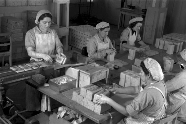 Workers packing up chocolate bars in chocolate factory Suchard in Serrieres, 1942