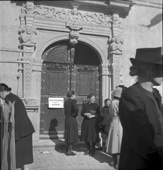Opening of the Glarus museum in the Freulerpalast, Nafels 1946