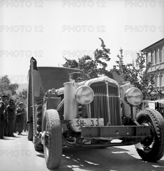 Car with wood gasifier at course for tractors, Winterthur 1941