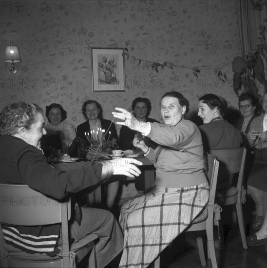Women's knitting club in Chur 1954