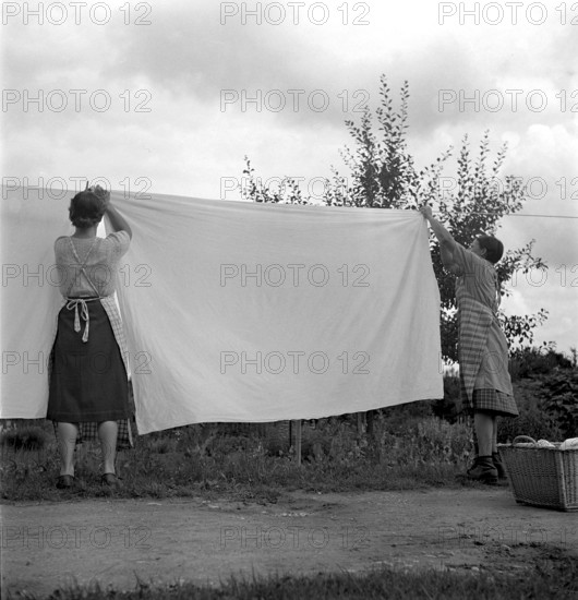 Hang up the washing at women's school 'Heim' in Neukirch an der Thur, 1940