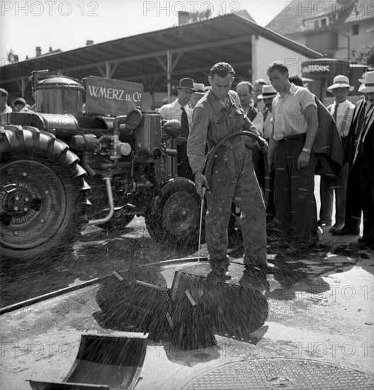 Cleaning presentation at course for tractors, Winterthur 1941