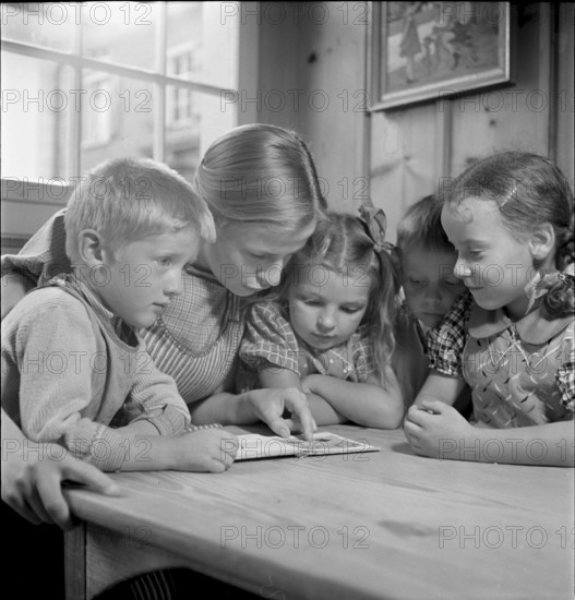 Looking after children at women's school 'Heim' in Neukirch an der Thur, 1940