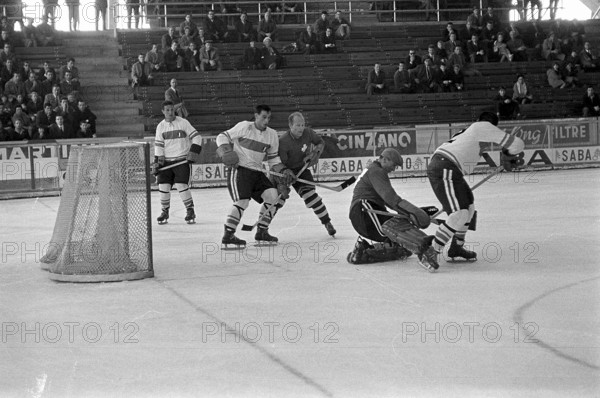 Ice hockey World Championship pool B Geneva 1961: Switzerland - Italy, goalkeeper Ayer defending